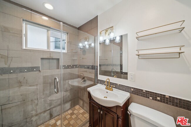 Building Photo - 710 Westmount Dr