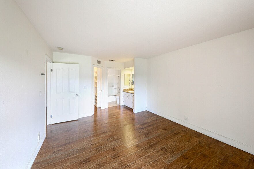 Master Bedroom - 25601 Indian Hill Ln