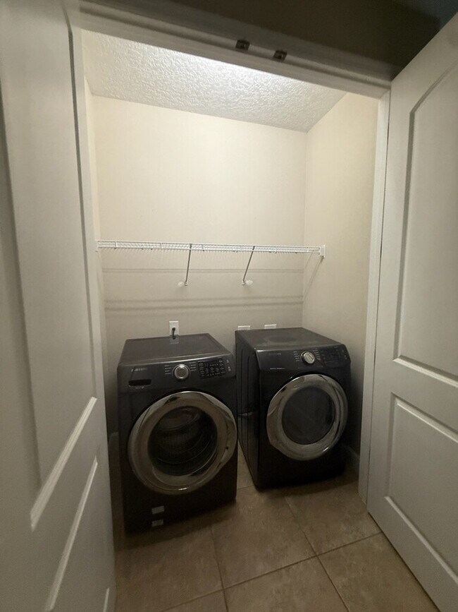 Building Photo - 3/2 townhome in desirable Loren Cove!