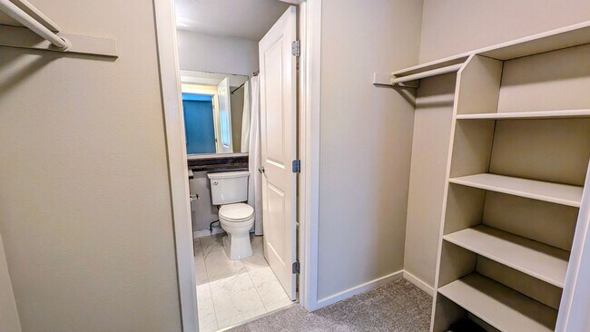 Building Photo - Spacious 2 Bedroom Condo in Gated Community with Pool