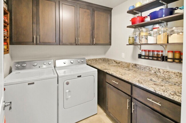 Building Photo - Unfurnished Rental in desirable SW Medford...