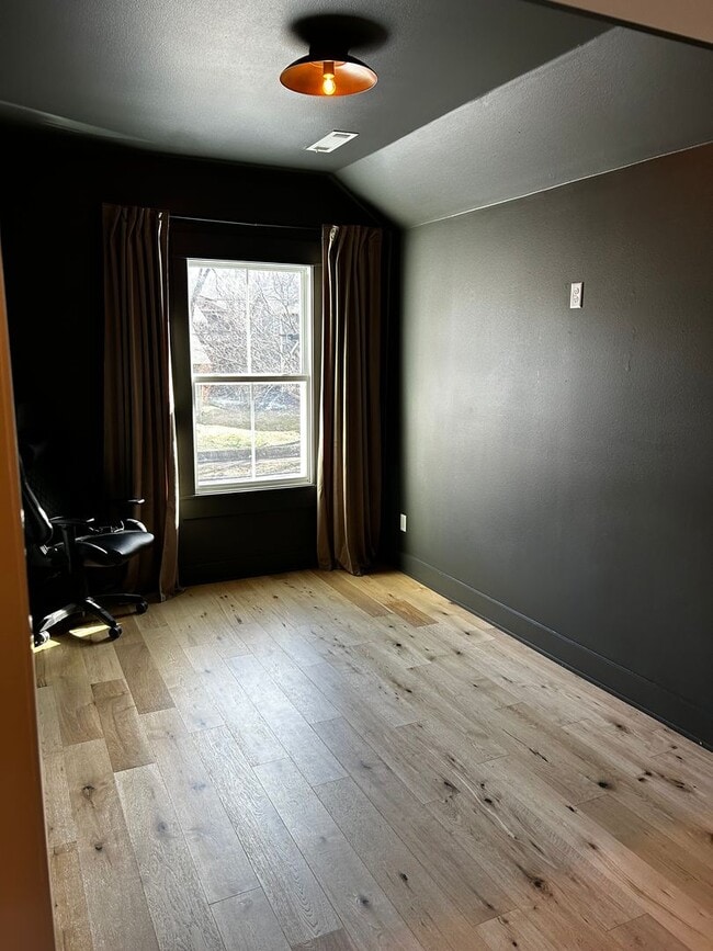 Building Photo - UNFURNISHED Beautiful Large Home Available Now on North Walnut in Fayetteville !!