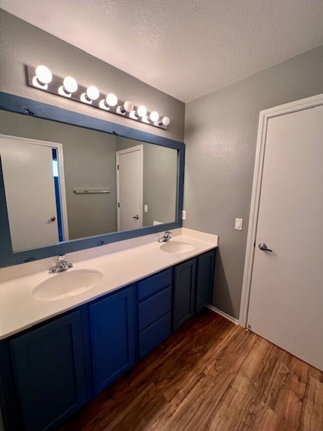 Building Photo - Cul-de-Sac Gated Community / Gated Communi...