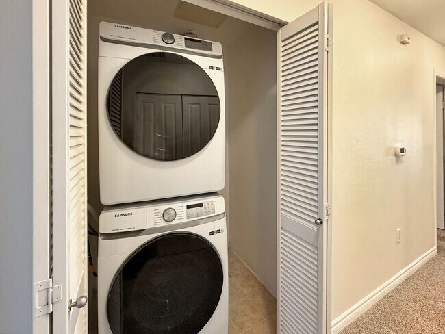 Building Photo - Modern 2BR/2.5BA with a Bonus Room Condo i...