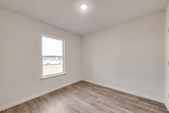 Building Photo - 123 Vista Rd