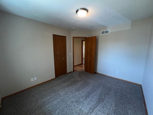 Building Photo - Spacious 3-bed, 2-bath Single Family Home!
