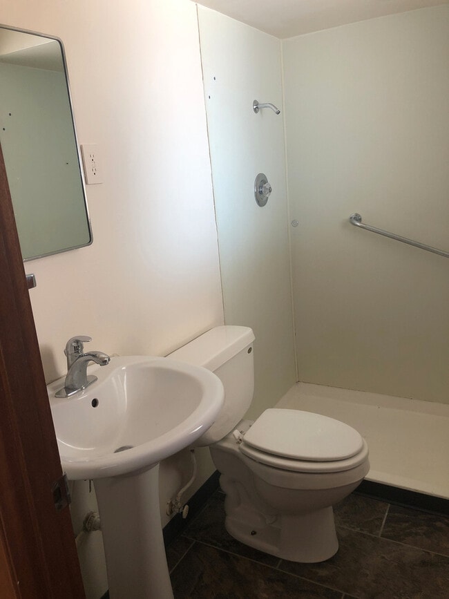 Building Photo - 3 Bedromm, 2 Bathroom Duplex!