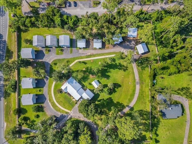 Building Photo - Convenient & Comfortable 1/1 – Updated and...