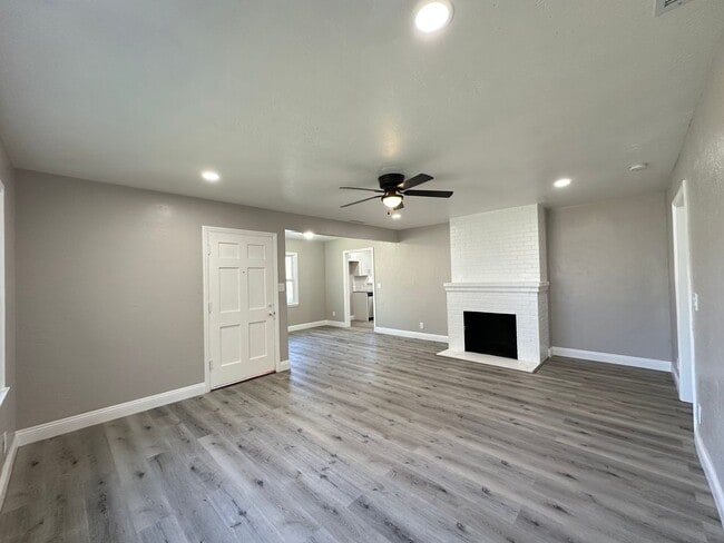 Building Photo - Remodeled Gem in Desirable Neighborhood