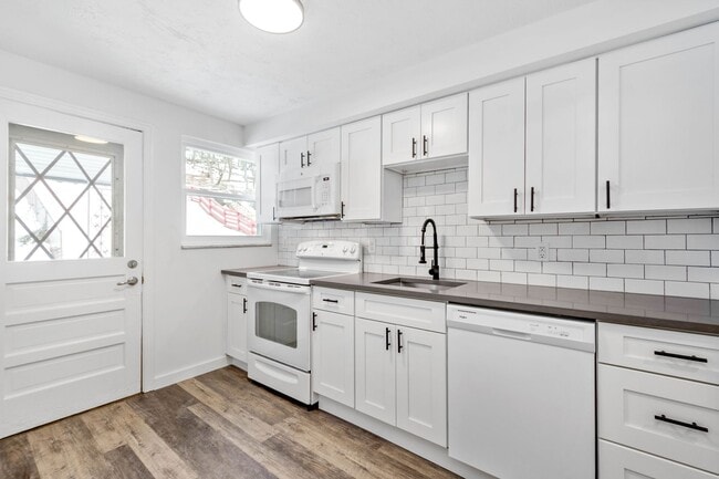 Building Photo - AVAILABLE MAY 1ST! UPDATED THROUGHOUT! 3-bedroom in Beechview!