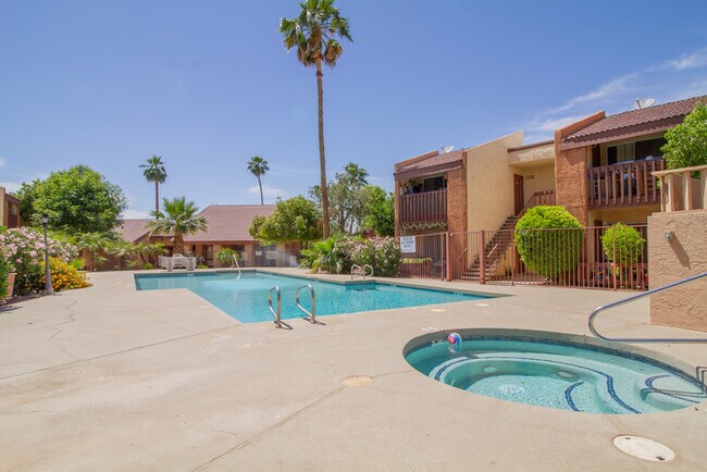 Building Photo - 2121 W Royal Palm Rd