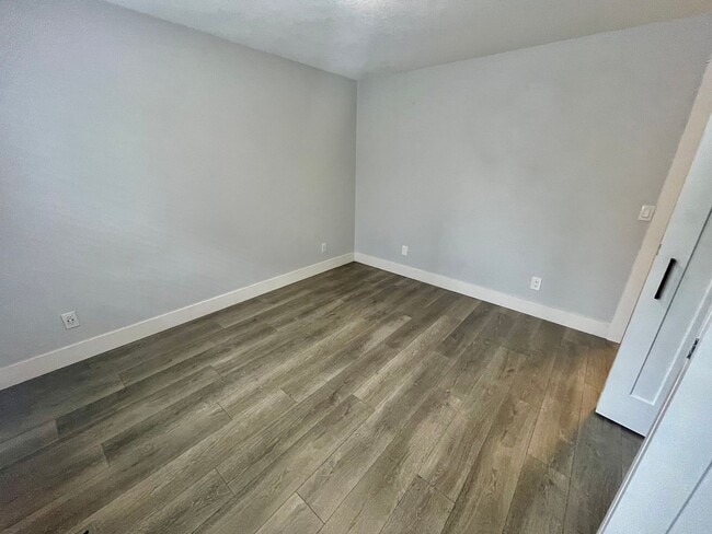 Building Photo - **$500 Move in Credit** 3 Bed/2 Bath Home.  Fresh and Modern Interior.  A/C, Garage, and Fenced Y...