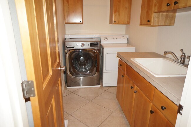 Building Photo - Spectacular NW Portland 4 bedroom with gue...