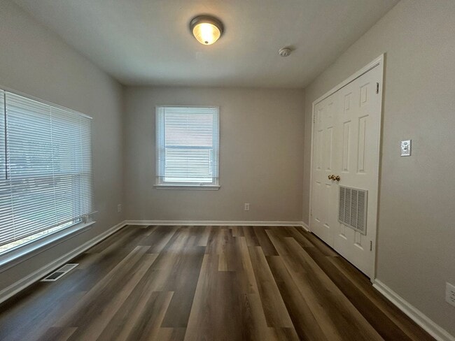 Building Photo - Welcome to this charming ranch-style home ...