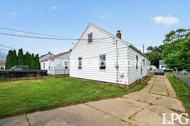 Building Photo - 3540 Bellevue Rd
