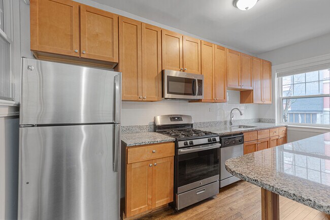 Building Photo - 1100 W Glenlake Ave