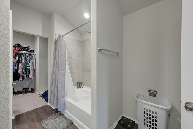 Building Photo - 15127 Willow Tree Ln