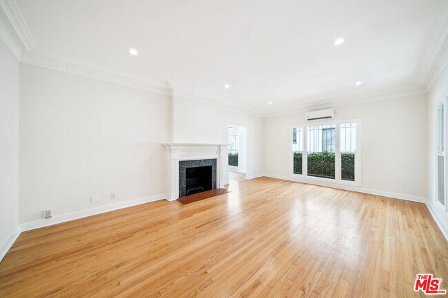 Primary Photo - 451 N Sycamore Ave