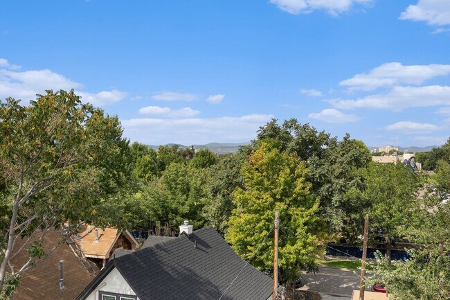 Building Photo - End unit 2bed/2.5 bath plus bonus office/r...