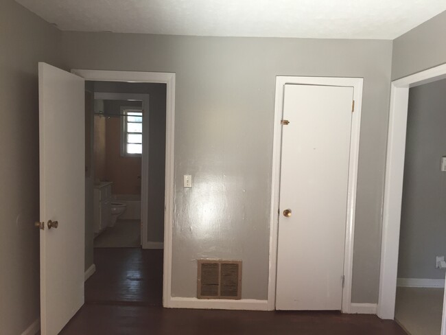 Building Photo - **ON HOLD***East Columbus 3 Bedroom / 1 Ba...