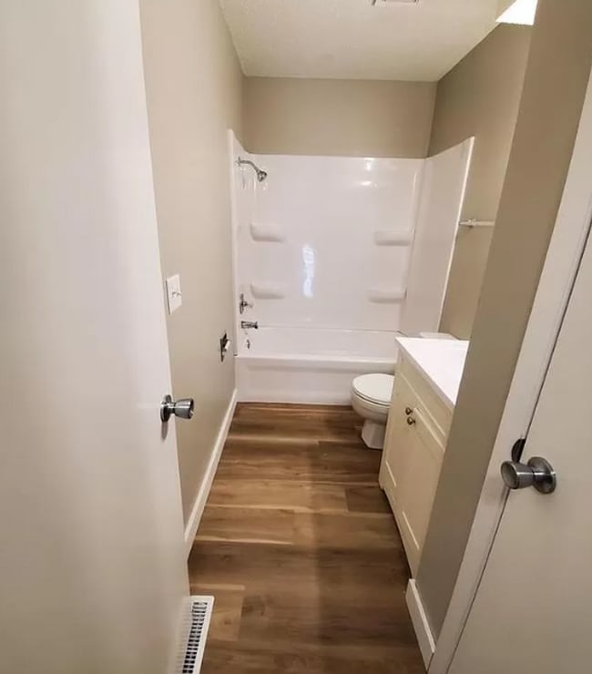 Building Photo - 3 Bedroom with Fenced Yard!