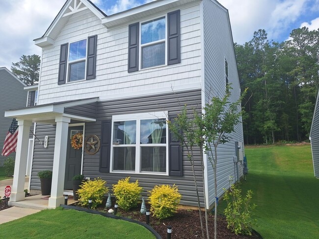 Building Photo - MOVE IN SPECIAL! Outstanding Four Bedroom ...