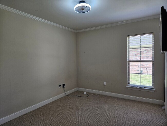 Building Photo - 43283 Pond View Dr
