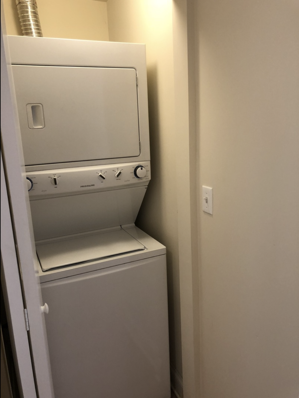 In-Unit Laundry & Central Heat/AC - 1114 W Balmoral Ave