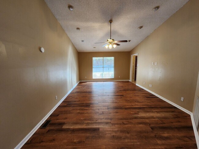 Building Photo - Maryville 37801- 3 bed 2.5 bath condo - call Tom Parry 865-607-3649