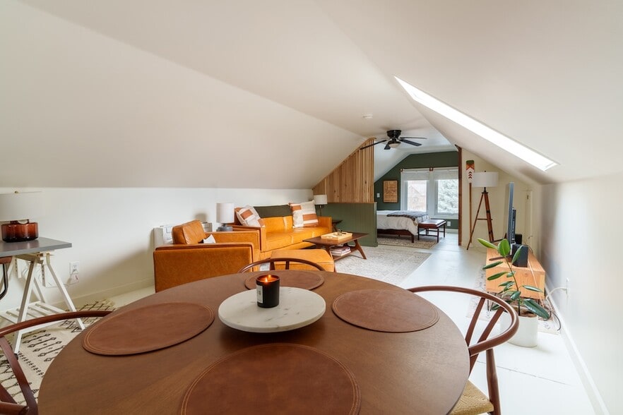 Building Photo - 824 5th St NE