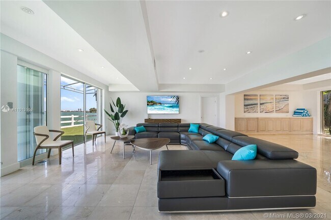 Building Photo - 1413 N Venetian Way