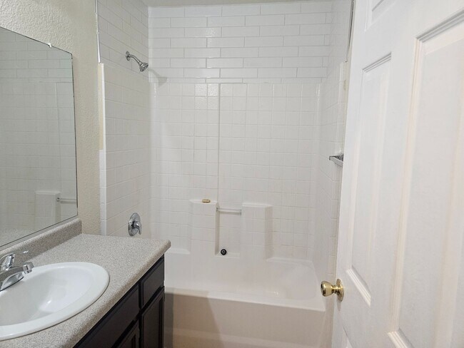 Building Photo - Beautiful Kerman Home!