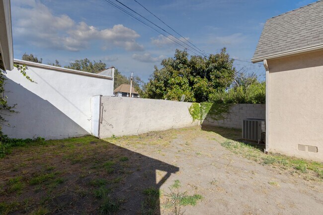 Building Photo - Spacious 4 BR 3 BA Home in Prime West L.A.