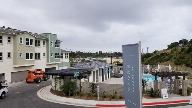 Building Photo - Stunning Fully Furnished Tri-Level Townhome 4BD/4BATHS! Central AC/Heat with Solar! 2 Car attache...