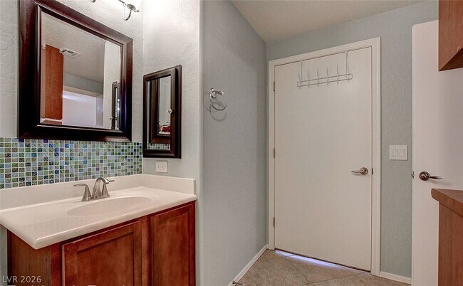 Building Photo - 6868 Sky Pointe Dr