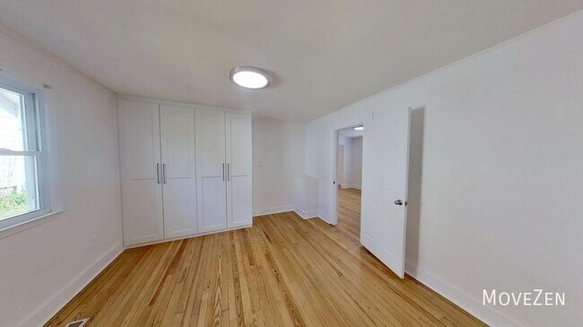 Building Photo - 1710 Oakwood Ave