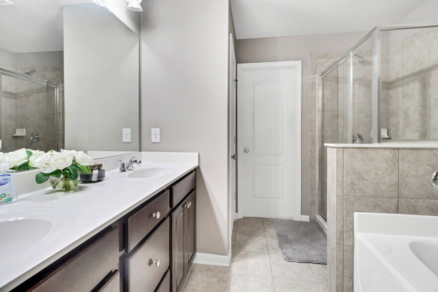 Building Photo - 5084 Whiteoak Ter SE