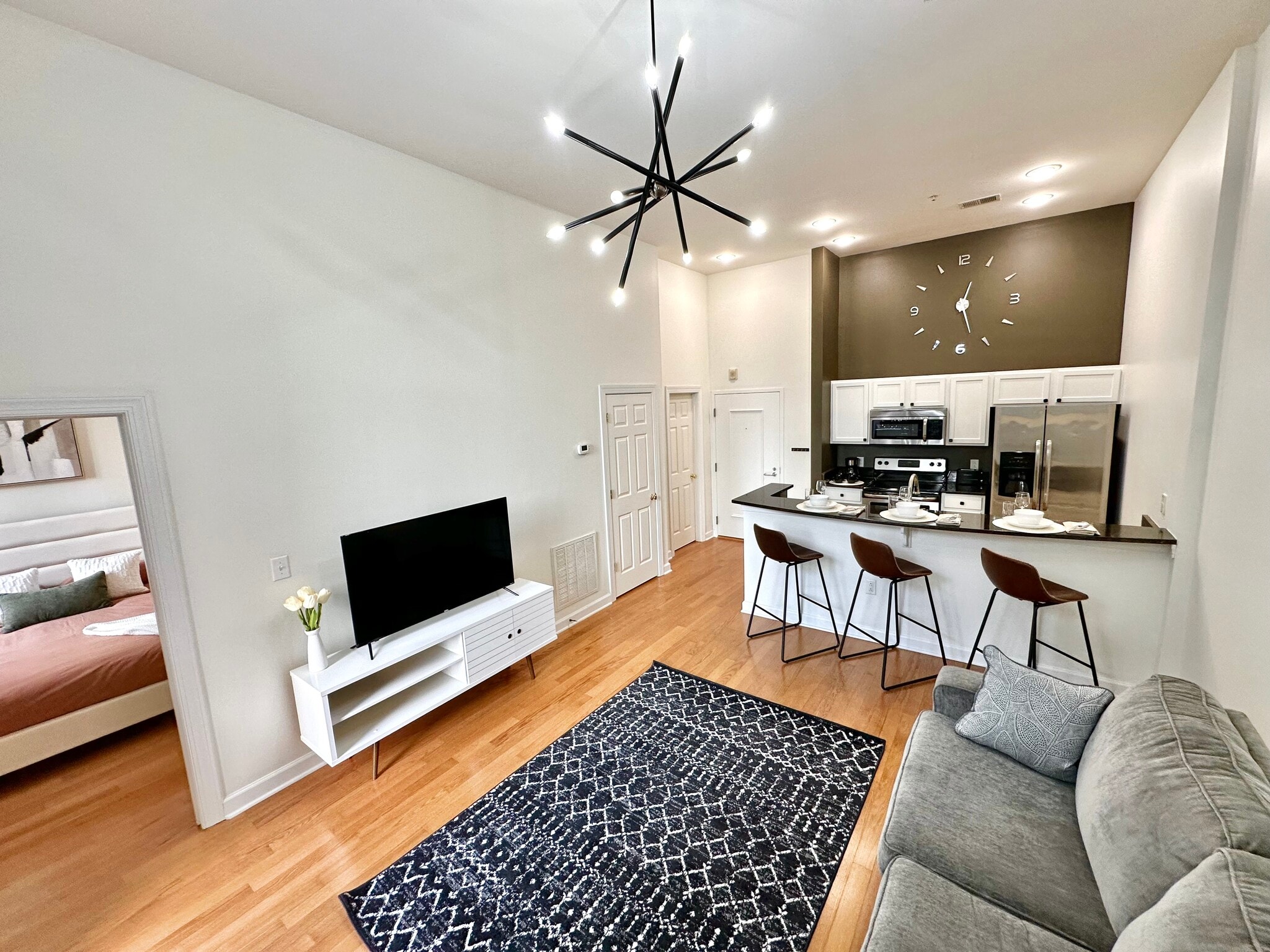 Building Photo - 718 W Trade St