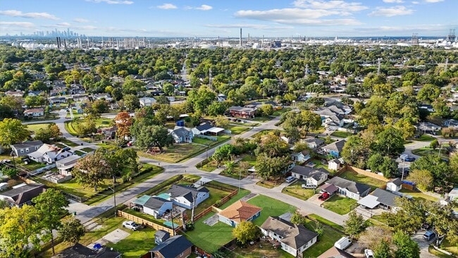 Building Photo - 5406 Firefly St