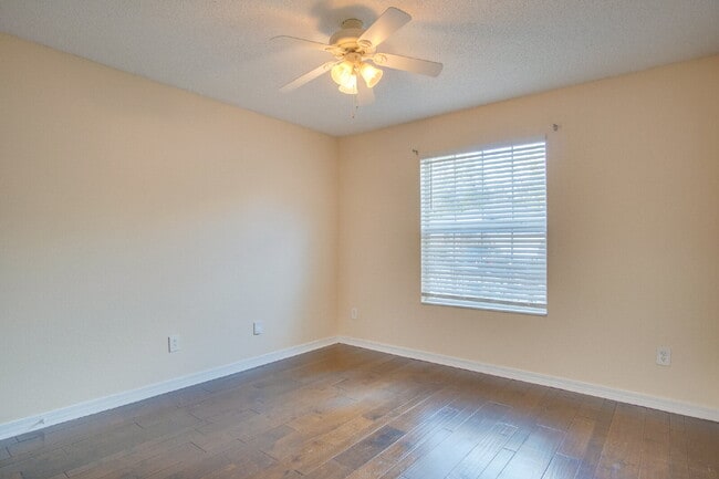 Building Photo - Spacious 3BR with Sunroom & Eat-In Kitchen – Holsberry Estates-Military Special: ½ OFF Security D...