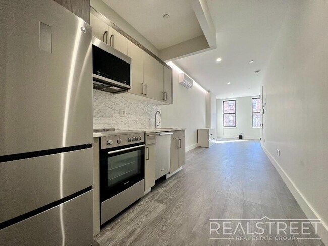 Building Photo - Modern New Studio in Bushwick!