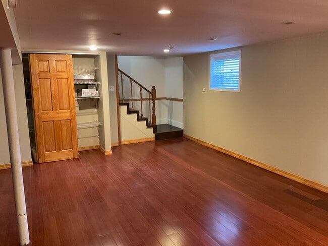 Building Photo - 566 N Howard Ave