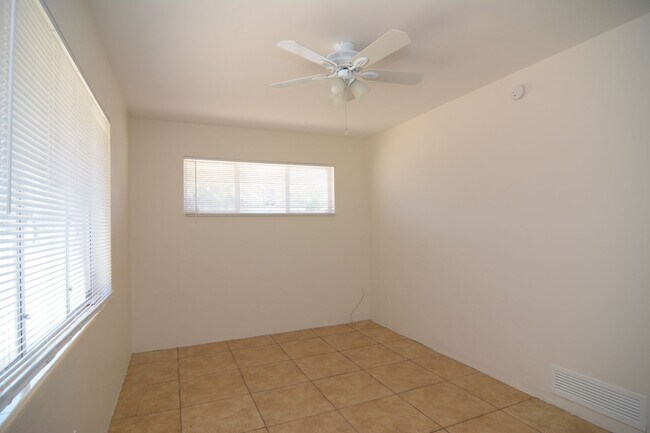 Building Photo - 6 Bedroom 3 Bath Home! Walking distance to University!