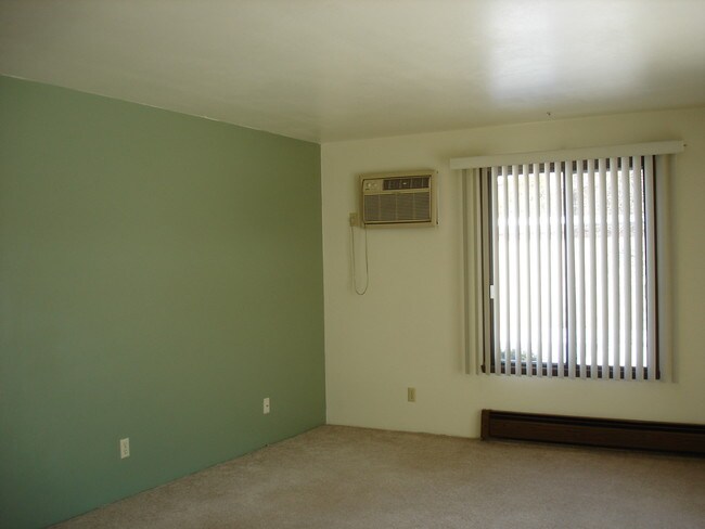 Building Photo - 2124 Camelot Ct