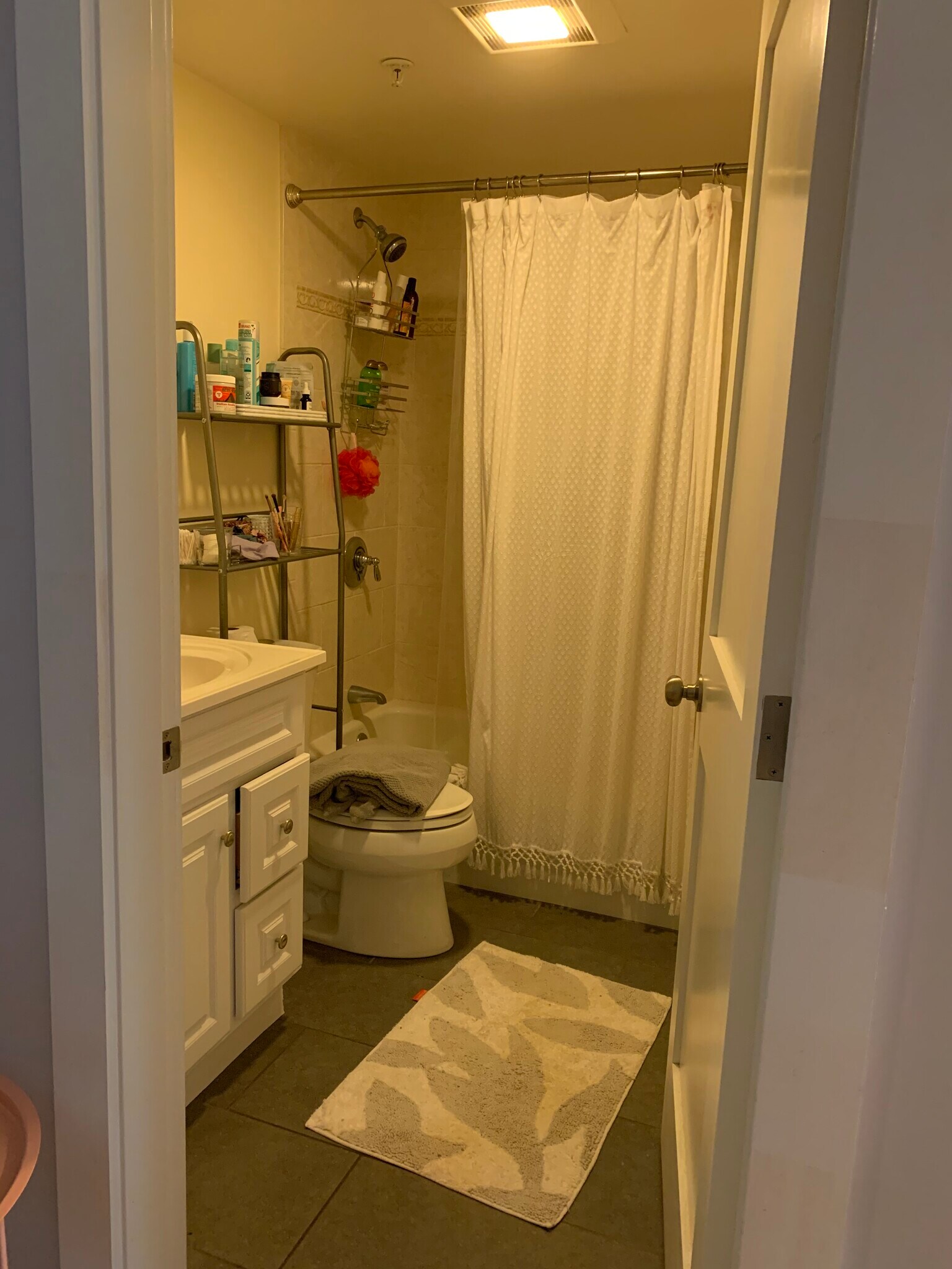 Main Bathroom - 2025 Commonwealth Ave