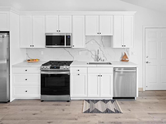 Building Photo - Modern & Gorgeous Private 2 BD / 1 BA Uppe...