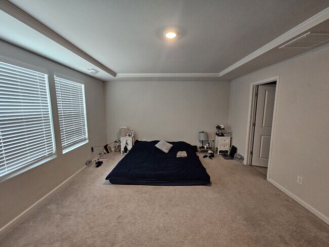 Building Photo - Modern townhome with high-end finishes throughout, minutes to 540 and walkable to great shopping.