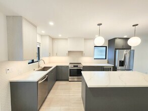 Building Photo - Meticulously renovated 2 bedroom duplex home in central San Mateo