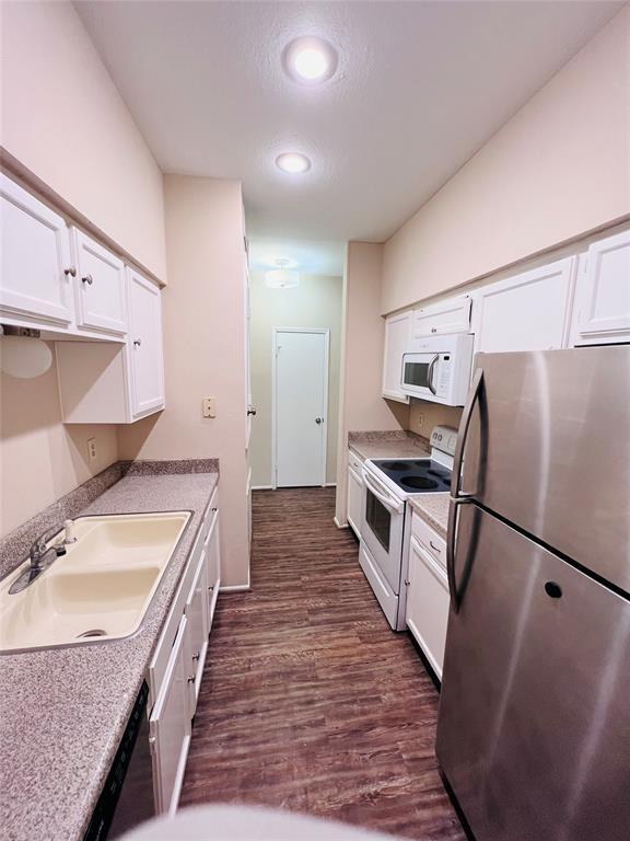 Building Photo - 17629 Red Oak Dr
