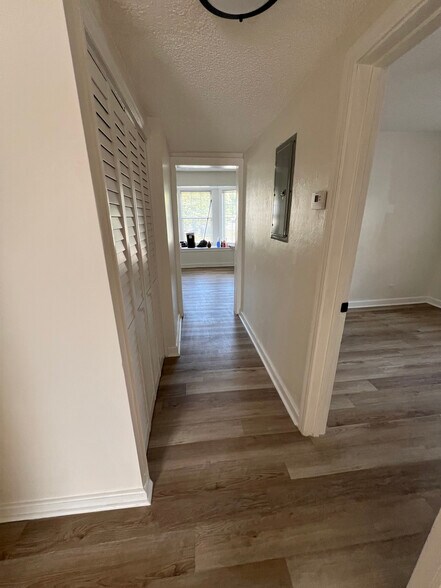 Hallway leading back to living room - 1178 Murray Dr